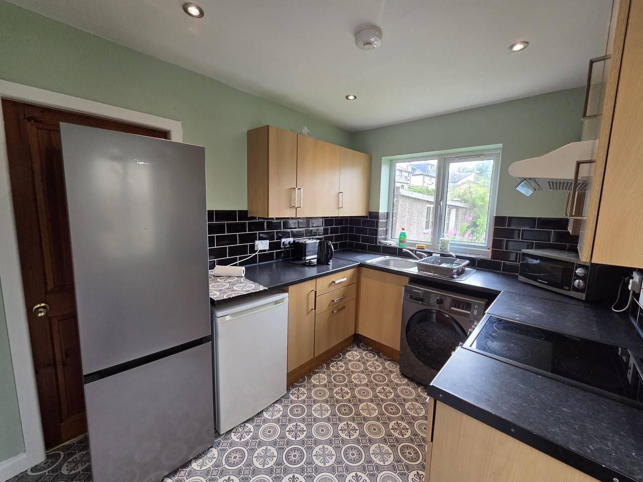 Fitted kitchen with fridge-freezer, oven and washing machine — Lynton Avenue 10a, Huddersfield