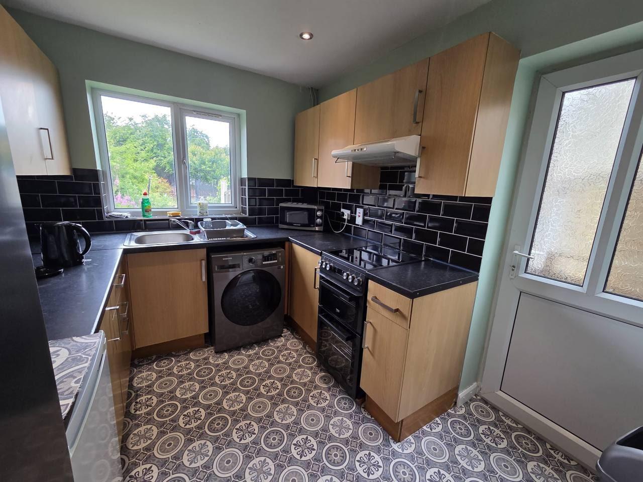 Kitchen with oven, washing machine and tiled splashback — Lynton Avenue 10a, Huddersfield